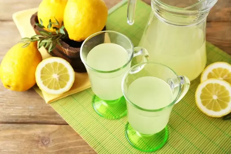 Água com limão para beber dieta