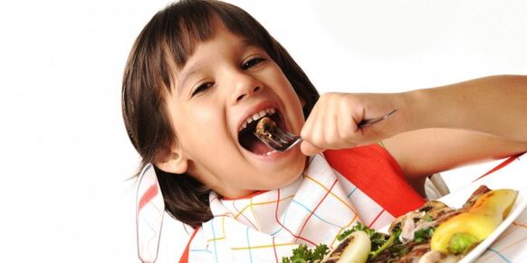 a criança come vegetais durante uma dieta com pancreatite