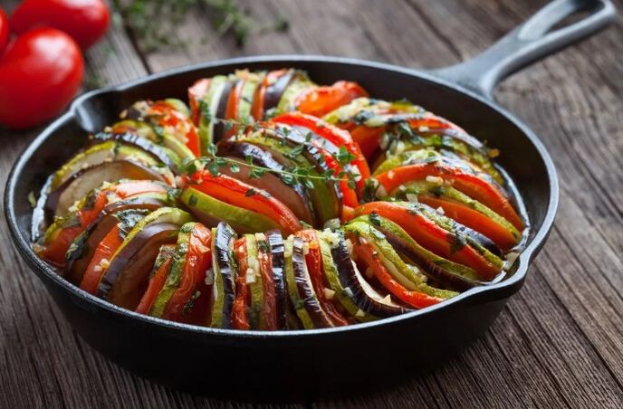 Decore com tomates e abobrinha